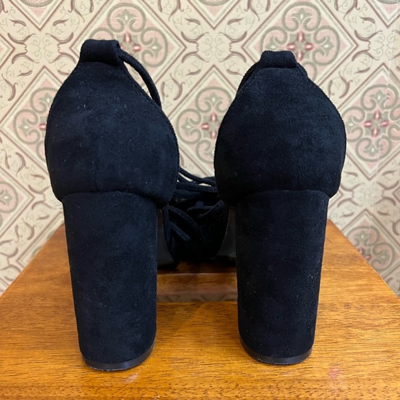 Fluffy-Toe black heels - Picture 2 of 4